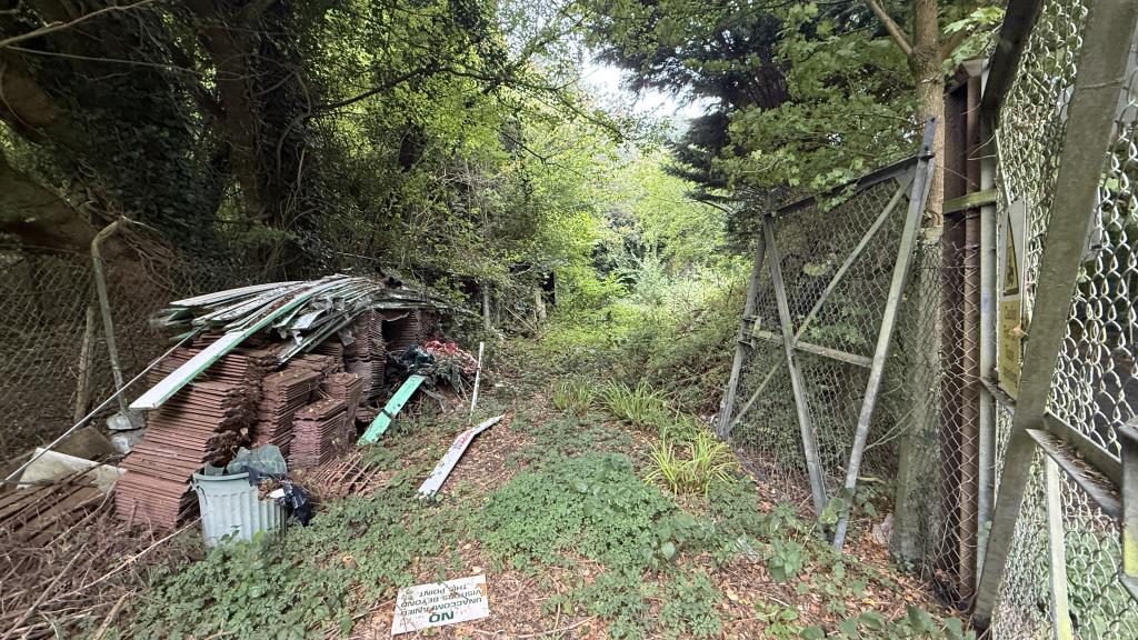 Lot: 93 - BUILDERS YARD WITH POTENTIAL - External image of site through the gate